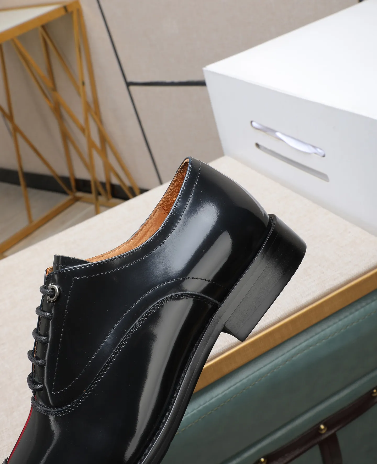 Men's shoes 💰540📛📛 (water-dyed cow lining) Salvatore Ferragamo high-end (Salvatore Ferragamo) is the world's top luxury footwear brand, coming from the fashion kingdom of Italy. It is famous all over the world for its traditional handmade design and novel styles... 🚶🏻🚶🏻New suit shoes are available simultaneously at the counter. This model is made of pure handmade imported Italian calfskin ➕soft water-dyed cowhide lining Original authentic outsole🌀🌀Size: 38➖44 (45 46 customized)